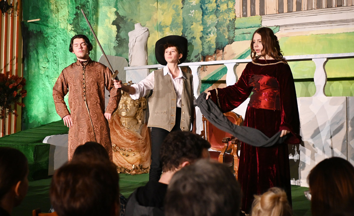 Trzej muszkieterowie porwali widownię strzegomskiego LO [FOTO] 